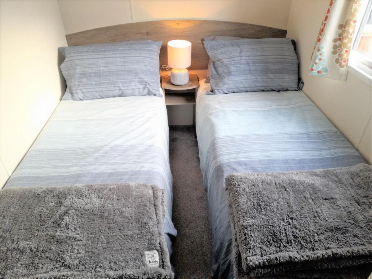 3 Bedroom Modern Caravan Sleeps up to 8 Millom Buitenkant foto